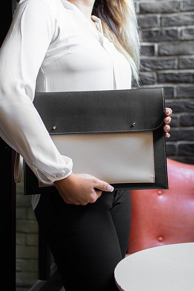 DK LEATHER حقيبة كمبيوتر محمول متوافقة مع جلد البولي يوريثان باللون الأسود الكريمي للجنسين مقاس 13 - 13.3 - 14 بوصة