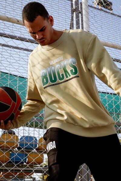 DeFacto Erkek Ekru Nba Lisanslı Milwaukee Bucks Baskılı Oversize Fit Bisiklet Yaka Sweatshirt U9868AZ21AU