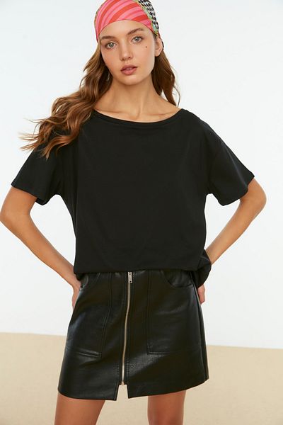 Trendyol Collection Schwarzes Boyfriend-Strick-T-Shirt mit U-Boot-Ausschnitt und weiter Passform aus 100 % Baumwolle TWOSS20TS0140