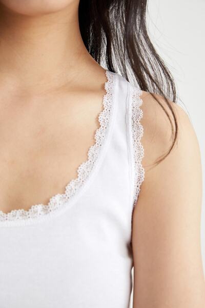 DeFacto قميص داخلي بأشرطة من الدانتيل بقصة عادية من Fall In Love