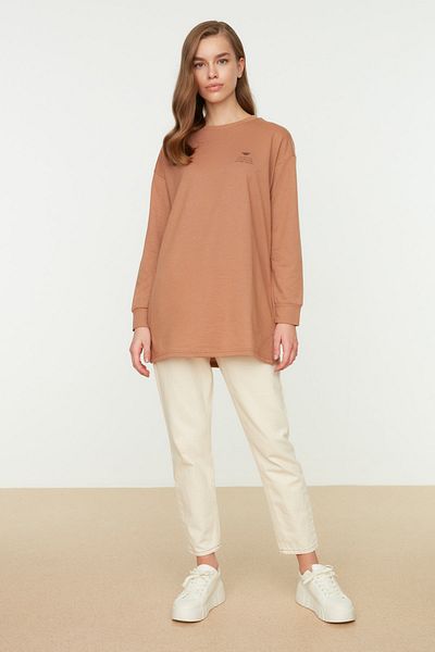 Trendyol Modest Nerzfarbene Stricktunika mit Rundhalsausschnitt, bedrucktem Schlitzdetail TCTAW22UK0048