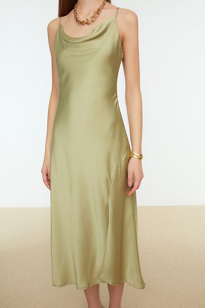 Trendyol Collection Grünes Abendkleid aus gewebtem Satin - Gefüttertes Abendkleid TPRSS19BB0058
