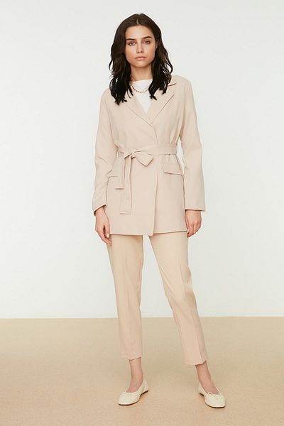 Trendyol Modest Beigefarbene, gewebte Blazer-Jacke mit Taschendetail und Gürtel TCTAW22CK0031