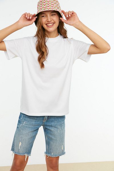 Trendyol Collection Weißes Basic-Strick-T-Shirt aus 100 % Baumwolle mit normaler/normaler Passform und Stehkragen TWOAW20TS0096