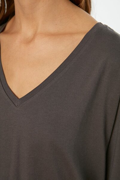 Trendyol Collection Ανθρακοί %100 Βαμβακερό Σουπρεμ V Λαιμόκοψη Μπλουζάκι Boyfriend Πλεκτό