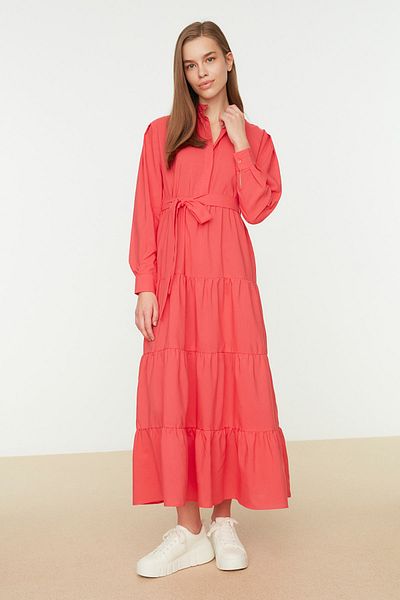 Trendyol Modest Korallenrotes, gewebtes Kleid mit weitem Schnitt und Richterkragen, Gürtel TCTSS22EB0128