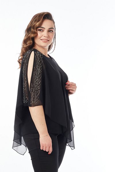 Moda Alba Stylová halenka větší velikosti s černými kamennými rozparky na ramenou a šifonovou pláštěnkou