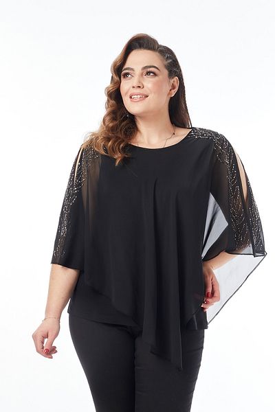 Moda Alba Stylová halenka větší velikosti s černými kamennými rozparky na ramenou a šifonovou pláštěnkou