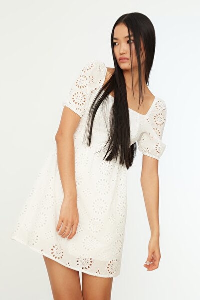 Kolekcia Trendyol Ecru mini tkané šaty s výšivkou A-line TWOSS21EL0474