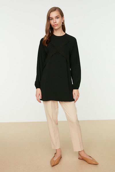 Trendyol Modest Schwarze Tunika mit Rundhalsausschnitt und gewebter Spitze TCTSS21TN0131