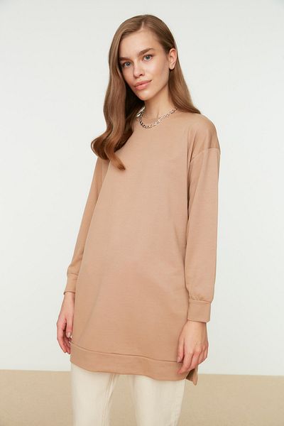 Trendyol Modest Beigefarbenes Basic-Strick-Sweatshirt mit Rundhalsausschnitt und Schlitz und detailliertem Ausschnitt TCTAW22TW0138