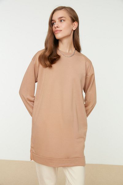 Trendyol Modest Beigefarbenes Basic-Strick-Sweatshirt mit Rundhalsausschnitt und Schlitz und detailliertem Ausschnitt TCTAW22TW0138