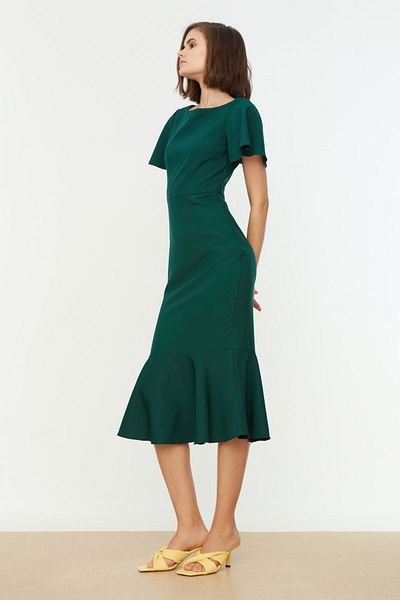 Trendyol Collection Grünes tailliertes/flauschiges Midi-Gewebekleid TWOSS20EL1342