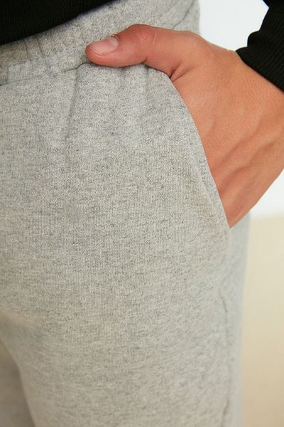 Trendyol Collection Graue Fleece/warme Jogginghose – Normaler Schnitt, elastisches Bein TMNAW21EA0264