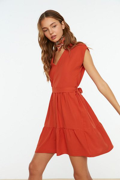 Trendyol Collection Gefliestes Mini-Webkleid mit Gürtel TWOSS20EL0628