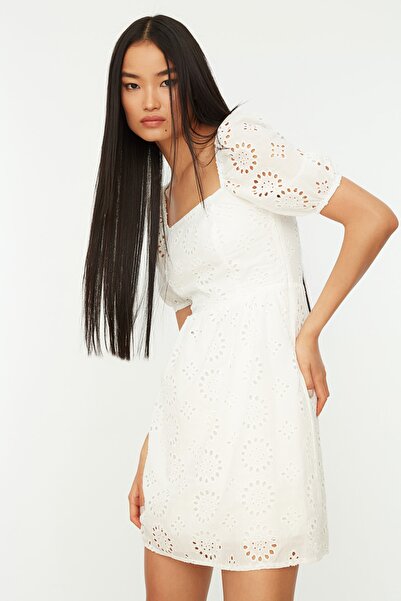 Kolekcia Trendyol Ecru mini tkané šaty s výšivkou A-line TWOSS21EL0474