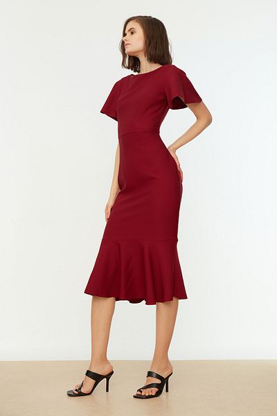 Trendyol Collection Weinrotes tailliertes/flauschiges Midikleid aus Webstoff TWOSS20EL1342