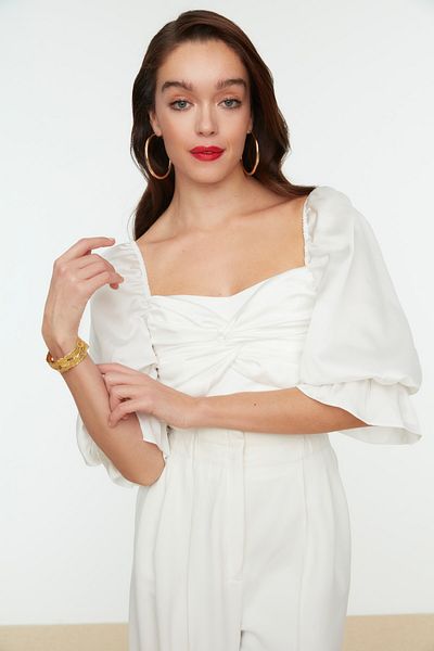 Trendyol Collection Bluză albă din satin țesut cu căptușeală crop TPRSS19BB0493