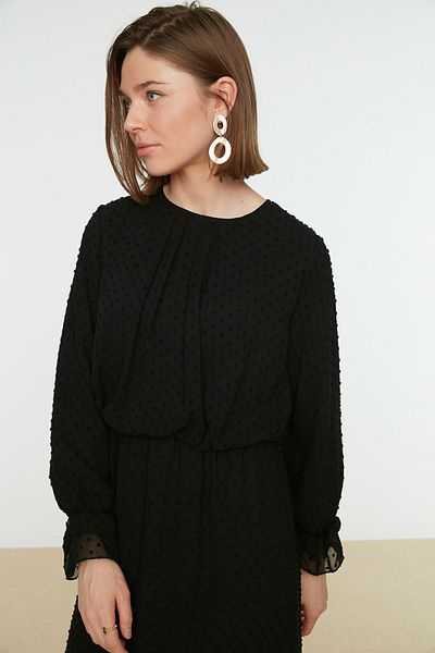 Trendyol Modest Černé tkané šaty s texturou v pase se sbíranými podšívkami TCTSS21EL3566