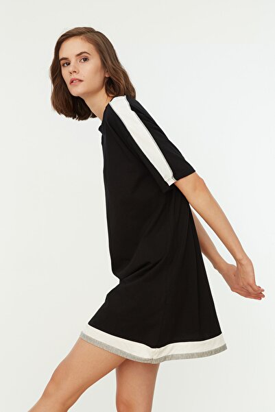 Trendyol Collection Černé barevné blokové pletené šaty TWOSS21EL2321