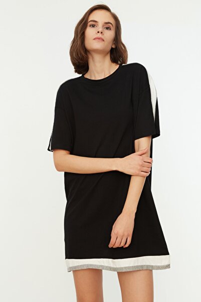 Trendyol Collection Černé barevné blokové pletené šaty TWOSS21EL2321