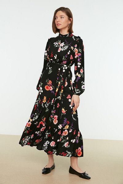 Trendyol Modest Černé tkané šaty s květinovým potiskem s detailním páskem TCTSS21EL3340