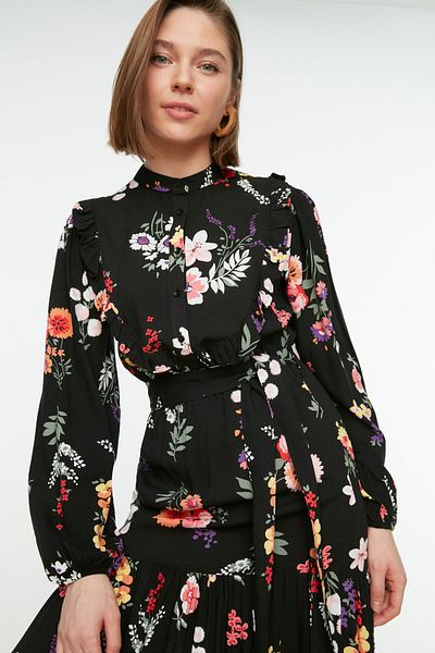 Trendyol Modest Černé tkané šaty s květinovým potiskem s detailním páskem TCTSS21EL3340