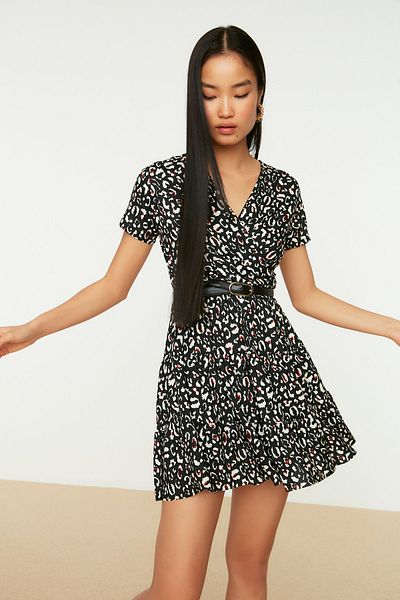 Trendyol Collection Schwarzes, bedrucktes, zweireihiges Mini-Stretch-Strickkleid mit zweireihigem Ausschnitt TWOSS21EL0241