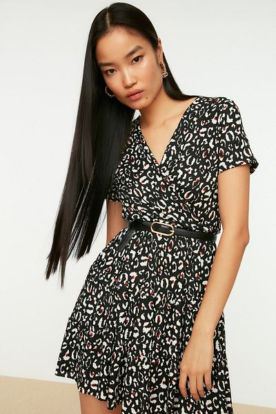 Trendyol Collection Schwarzes, bedrucktes, zweireihiges Mini-Stretch-Strickkleid mit zweireihigem Ausschnitt TWOSS21EL0241
