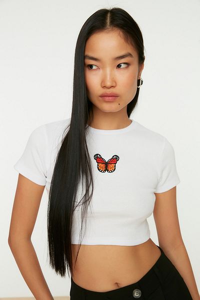 Trendyol Collection Tricou tricotat cu decolteu crop, cu broderie de fluture alb, TWOSS21TS1281