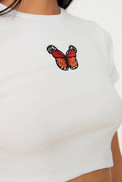 Trendyol Collection Bílé vyšívané motýlí tričko s vypnutým výstřihem a vypnutým výstřihem TWOSS21TS1281