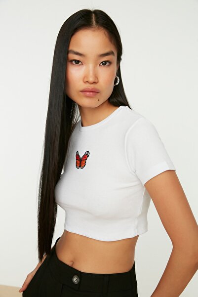 Trendyol Collection Bílé vyšívané motýlí tričko s vypnutým výstřihem a vypnutým výstřihem TWOSS21TS1281