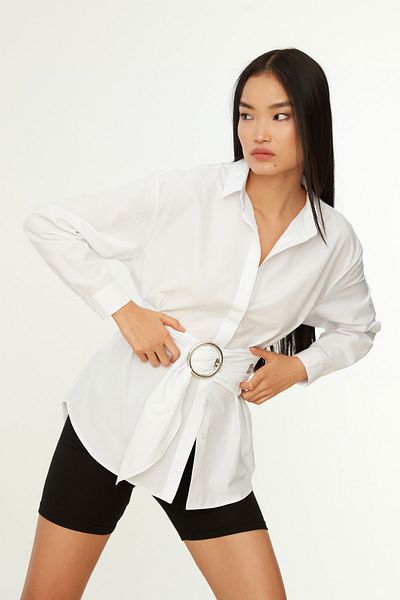 Trendyol Collection Weißes, gewebtes Hemd aus Baumwolle mit Gürtelschnalle TWOAW20GO0099