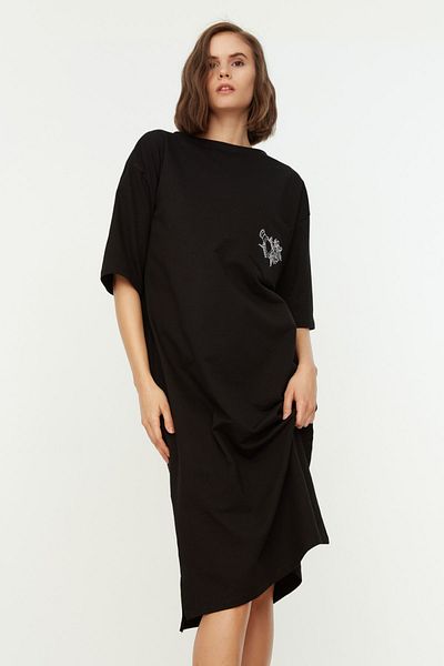 Trendyol Collection Schwarzes, besticktes Midi-Strickkleid mit Rundhalsausschnitt und entspanntem/legerem Schnitt TWOSS21EL0175