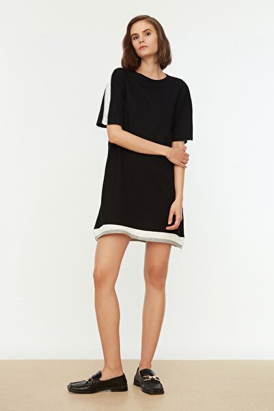 Trendyol Collection Černé barevné blokové pletené šaty TWOSS21EL2321