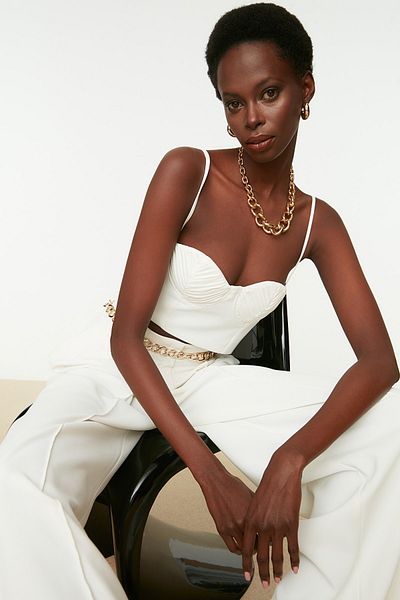 Trendyol Collection Ecrufarbenes, bauchfreies, gefüttertes Bustier aus Webstoff TPRSS21BS0008