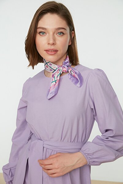 Trendyol Modest Liliowa tkana sukienka z okrągłym dekoltem i paskiem TCTSS21EL3330