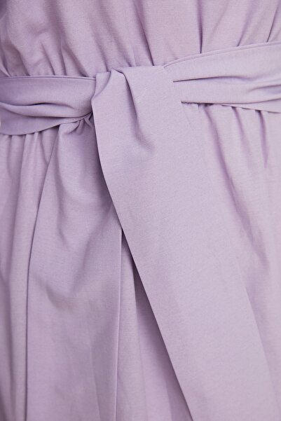 Trendyol Modest Liliowa tkana sukienka z okrągłym dekoltem i paskiem TCTSS21EL3330