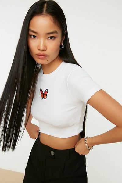 Trendyol Collection Tricou tricotat cu decolteu crop, cu broderie de fluture alb, TWOSS21TS1281