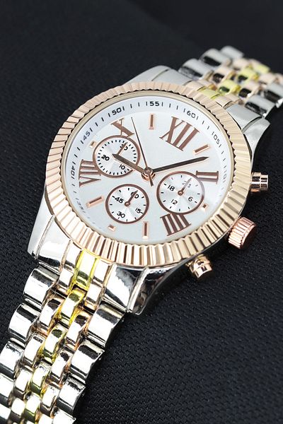 Leerybee Silver Color Steel Strap Unisex Wristwatch