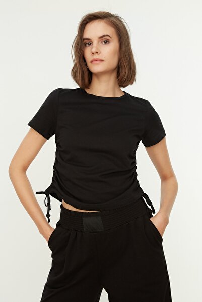 Trendyol Collection Schwarzes Basic-Strick-T-Shirt mit Rundhalsausschnitt aus 100 % Baumwolle mit Rüschen und Details TWOSS21TS0131