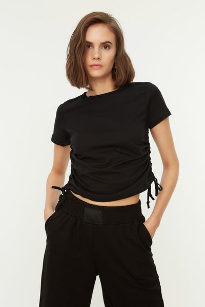 Trendyol Collection Schwarzes Basic-Strick-T-Shirt mit Rundhalsausschnitt aus 100 % Baumwolle mit Rüschen und Details TWOSS21TS0131