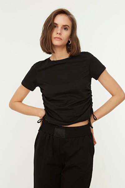 Trendyol Collection Černý 100% bavlněný volán Detailní Základní pletené tričko s výstřihem TWOSS21TS0131