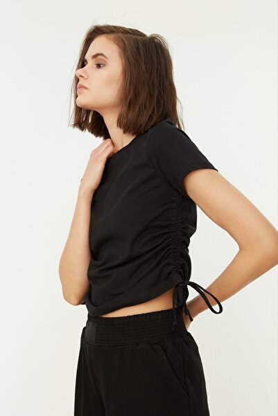 Trendyol Collection Černý 100% bavlněný volán Detailní Základní pletené tričko s výstřihem TWOSS21TS0131