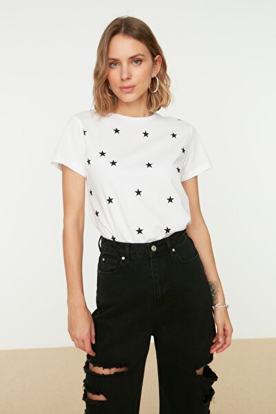 Trendyol Collection Weißes, 100 % dickes Baumwoll-T-Shirt mit Sternenmuster und normaler Passform, gestrickt, TWOSS20TS0757