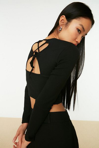 Trendyol Collection Μαύρη πλάτη γραβάτα Λεπτομερής Εφαρμογή Crew Neck Crop Πλεκτή Μπλούζα με Ριμπ TWOAW22BZ0503