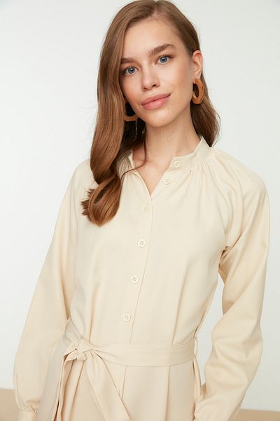 Trendyol Modest Béžové tkané košilové šaty Hakim s límečkem TCTSS22EB0013