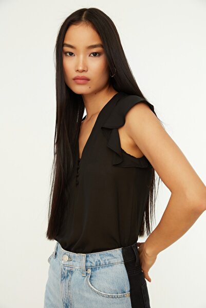 Trendyol Collection Schwarze, fließende, halbtransparente Webbluse mit Knöpfen und Details TWOSS20BZ0894