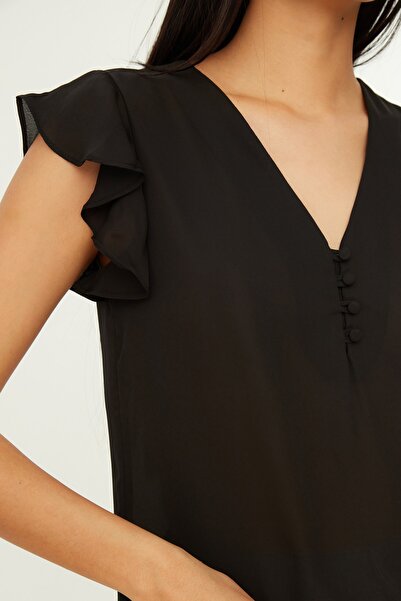 Trendyol Collection Schwarze, fließende, halbtransparente Webbluse mit Knöpfen und Details TWOSS20BZ0894