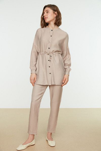 Trendyol Modest Beiger gewebter Hemd-Hosen-Anzug mit Taillenschnürung TCTSS21AU0237